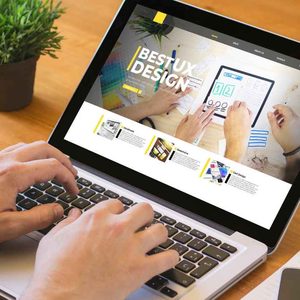 Quels métiers du webdesign recrutent le plus ? Découvrez leurs missions, salaires et formations pour choisir votre parcours professionnel.